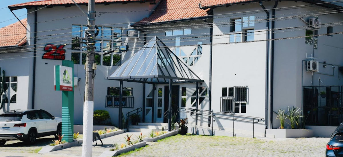 Fachada da Oásis Pet em São Paulo, com estrutura moderna e acesso preparado para atendimento de urgência e emergência 24 horas.